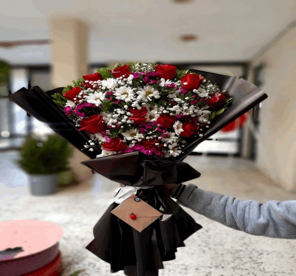 Siyah Ve Kırmızının Asaleti  Gül Buketi