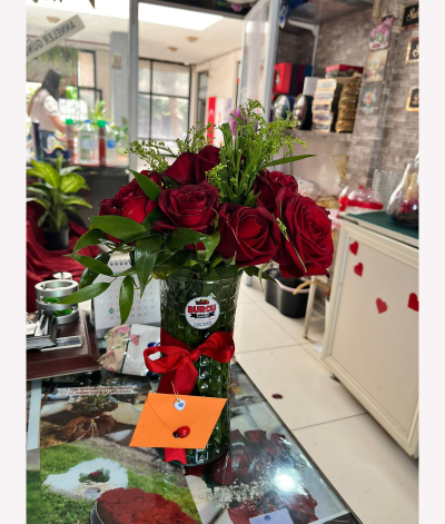 Vazoda Kırmızı Gül - Mayıs 2025