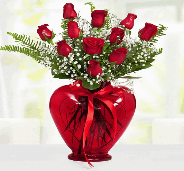 Kalpli Vazoda Kırmızı Gül