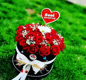 Siyah Silindir Kutuda Kırmızı Gül