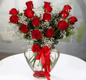 15 Adet Kırmızı Gül Kalpli Vazoda