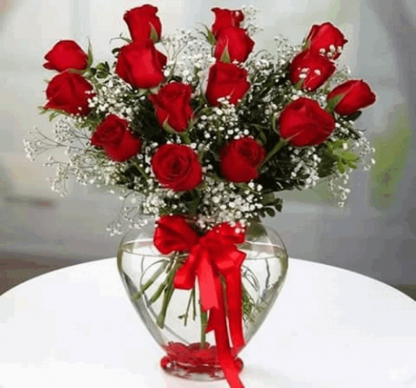 15 Adet Kırmızı Gül Kalpli Vazoda
